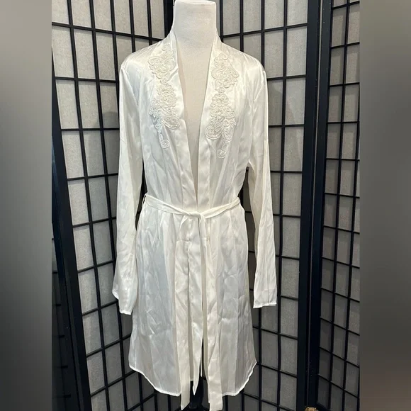 Victoria’s Secret Satin Robe - Picture 1 of 3